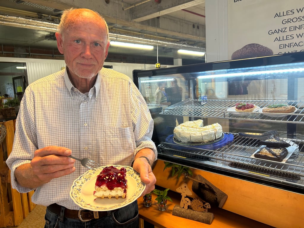 Claus-Dieter Lösche hat im neuen Magdeburger Café das Sagen.