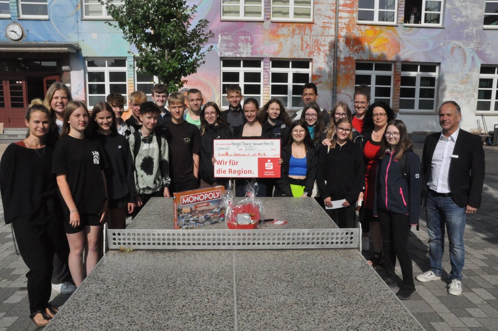 Carlotta Brune (Mitte) hat für ihre Klassenkasse 200 Euro gewonnen. Die Jury begeisterte ihr Artikel, der sowohl etwas für die Fitness als auch den guten Zweck tut.