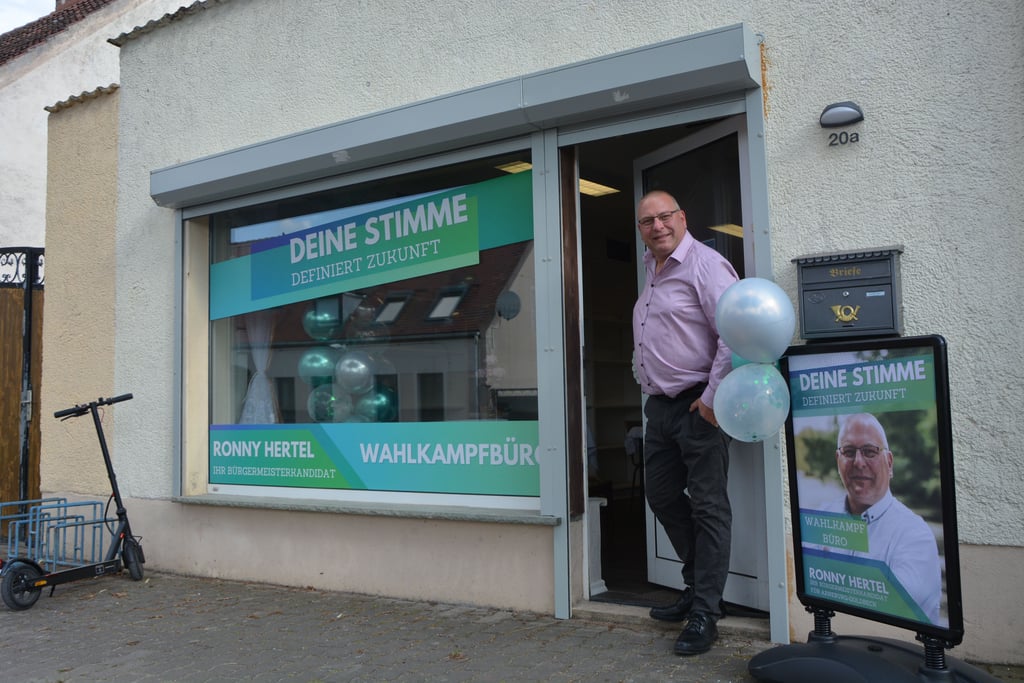 Bürgermeisterkandidat Ronny Hertel hat in der Stendaler Straße in Arneburg ein Wahlkampfbüro eröffnet.