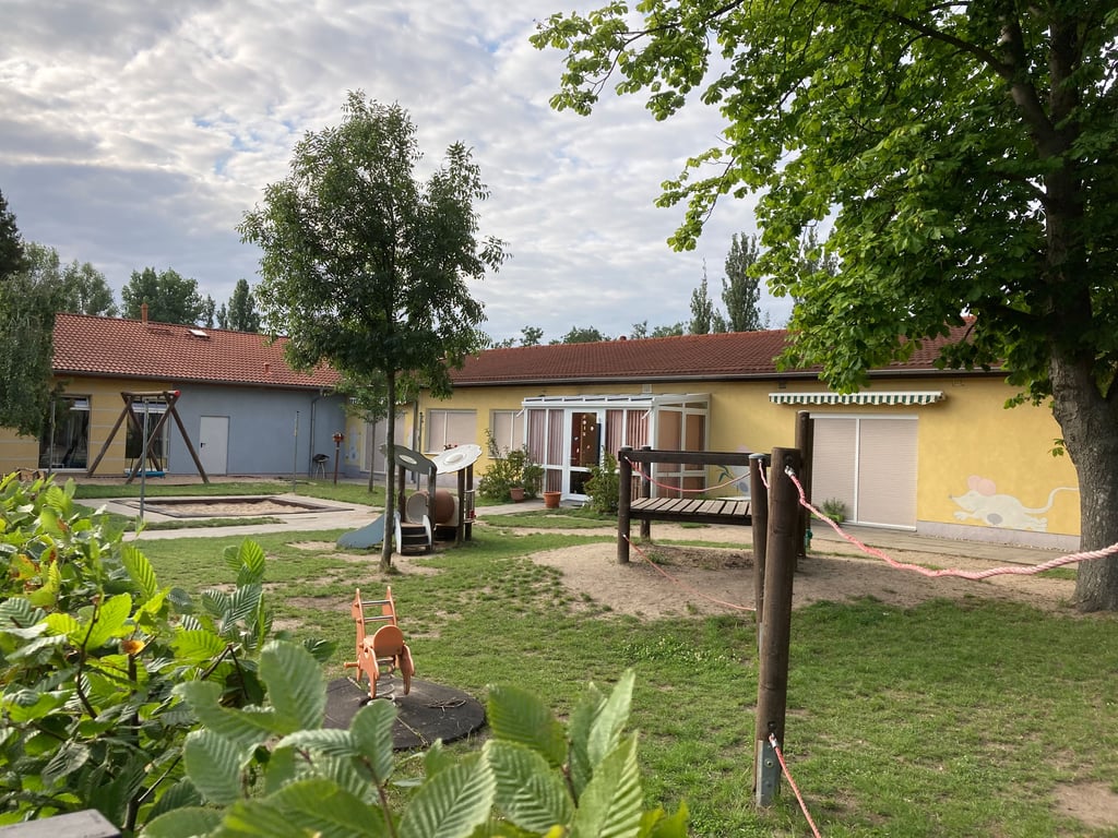 Die Kita in Lochau woll durch einen Neubau ersetzt werden. Der soll am ehemaligen Garagenkomplex zwischen Sportplatz und Seniorenheim entstehen.