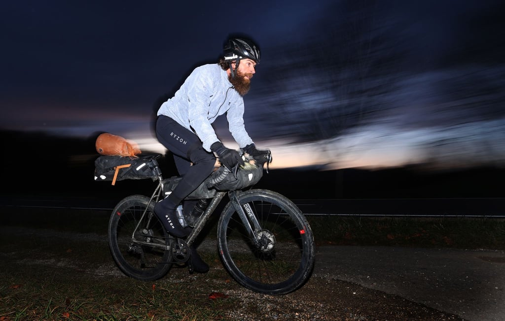 Jonas Deichmann im November 2021 bei seinem „Triathlon um die Welt“.