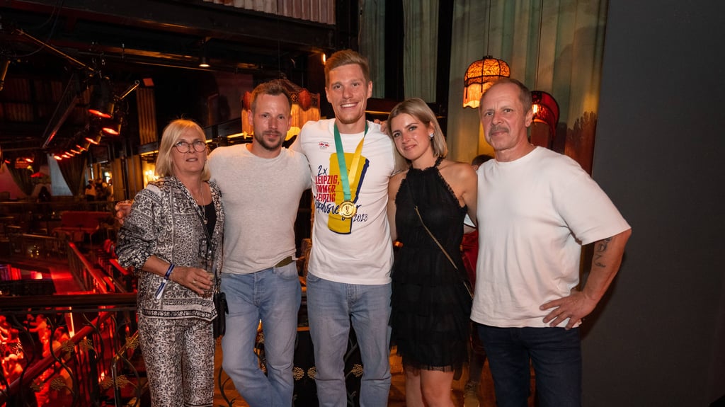 Familienmensch Halste: Gemeinsame Feier mit seinem Bruder und seiner Freundin bei der Pokalparty in Berlin.