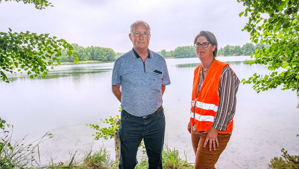 Der ehemalige Betriebsleiter Johannes Hurek und Prokuristin Dr. Kerstin Wagner warnen vor dem Baden in einem der Sollnitzseen.