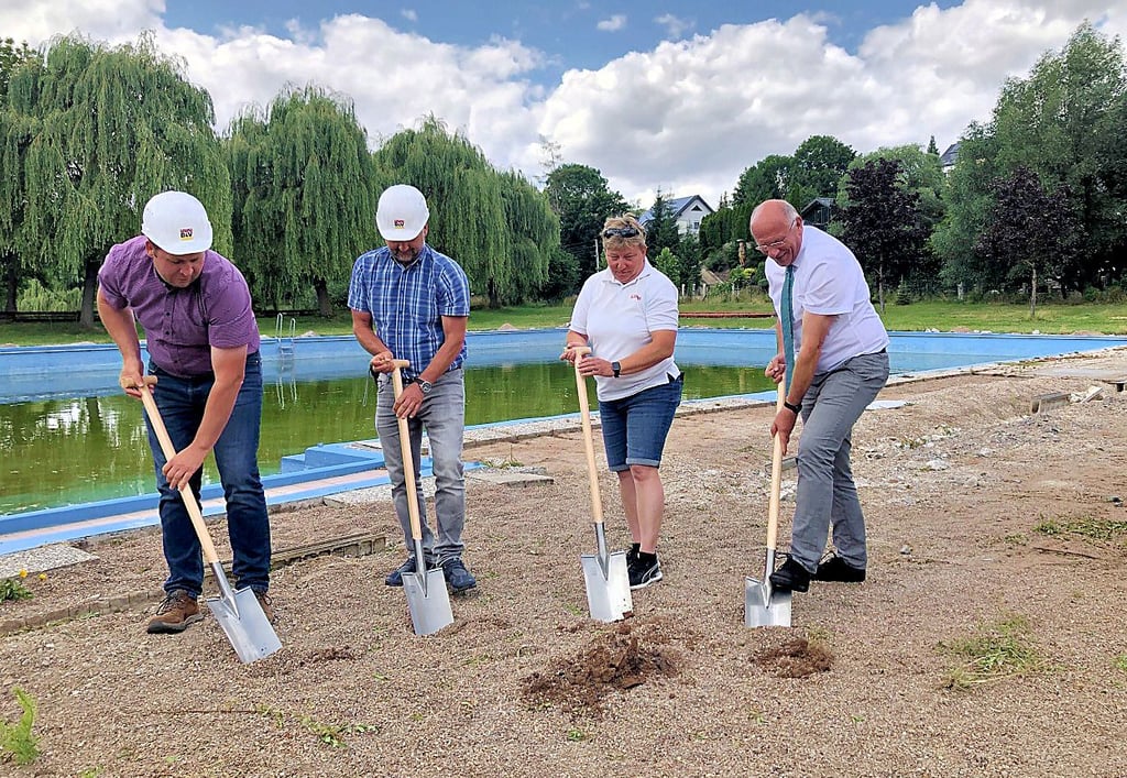 Sanierung des Sommerbads in Allstedt: Sebastian Spieß, Jörg Riemann, Kerstin Franke und Jürgen Richter (v.l.) beim symbolischen Spatenstich.