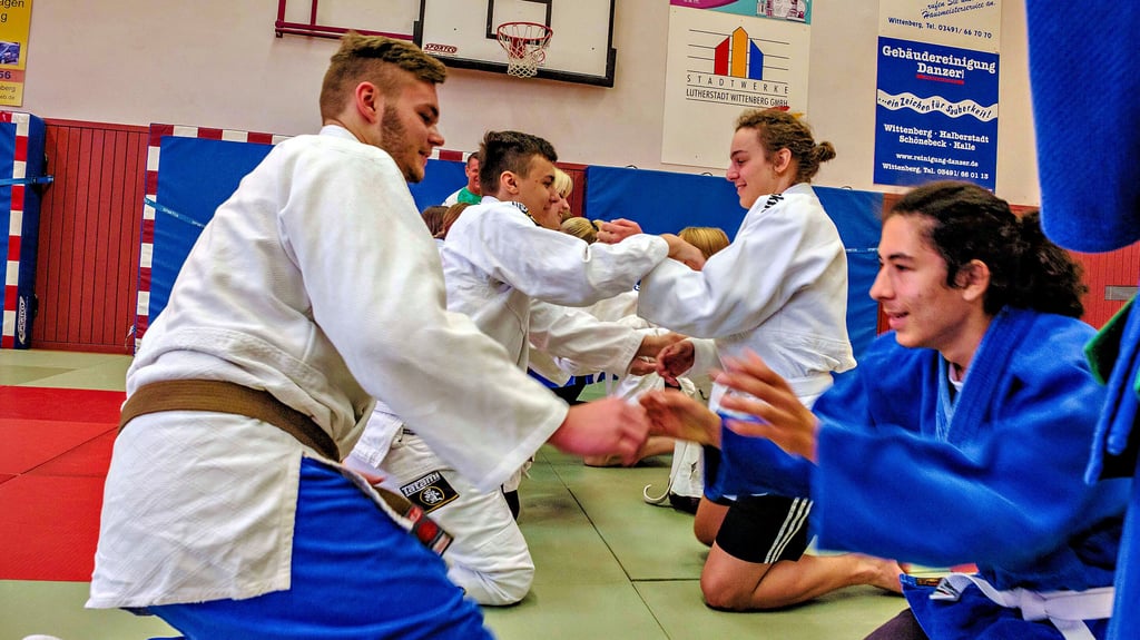 Ein beliebtes Spiel aus dem Judo: Der Kontrahent soll auf die eigene Seite - auf die roten Matten - gezogen werden.