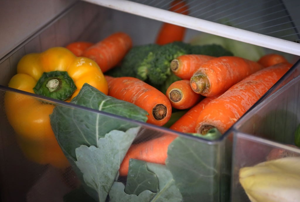 Ganz unten in den herausziehbaren Fächern des Kühlschranks hält sich Gemüse und Obst am längsten.