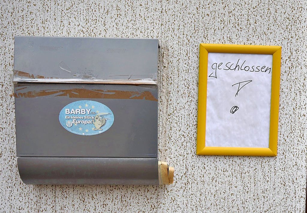 Nur ein dünnes "geschlossen" informiert über die Schließung in Barby. Seit 1. Juli sind Bäckerei und Postfiliale geschlossen.