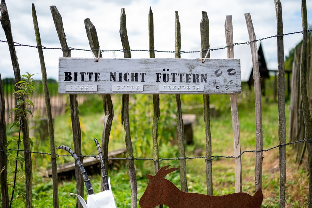 „Bitte nicht füttern“ steht auf einem Schild beim „Zentrum für Tiergestützte Therapie & Pädagogik“.
