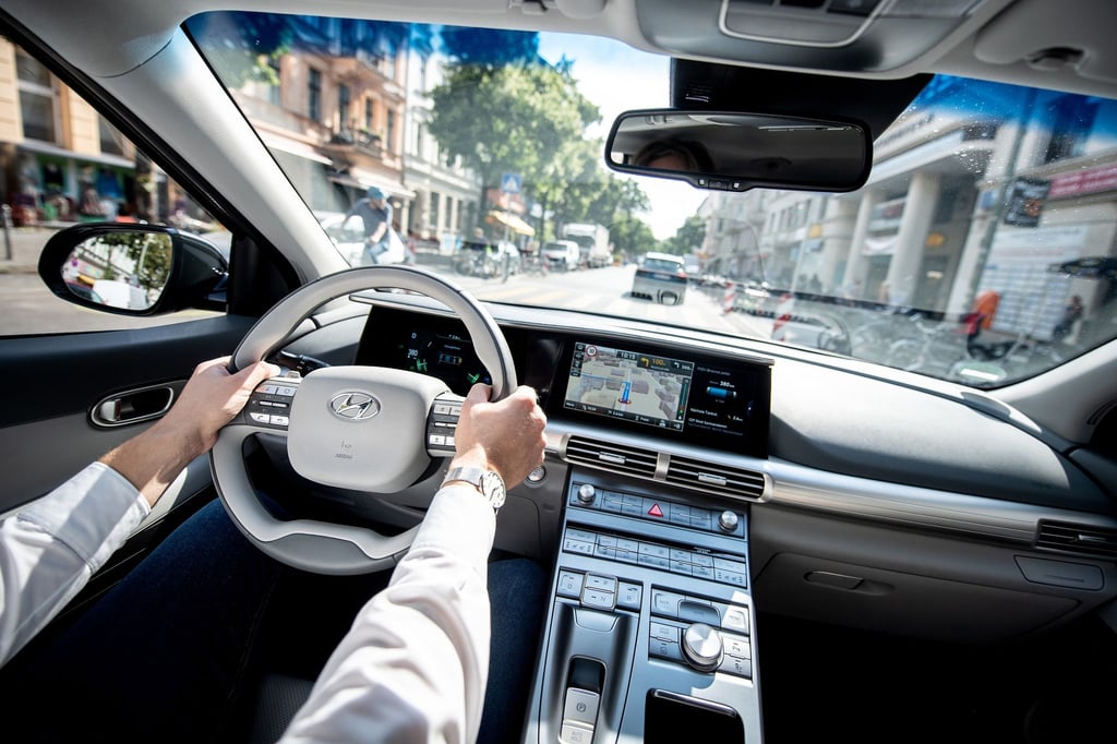 Hände ans Steuer und nicht ablenken lassen: So sieht der idealtypische Fahrer aus. Notwendige Touchscreens bedienen zu müssen, darf nur kurz Aufmerksamkeit kosten.