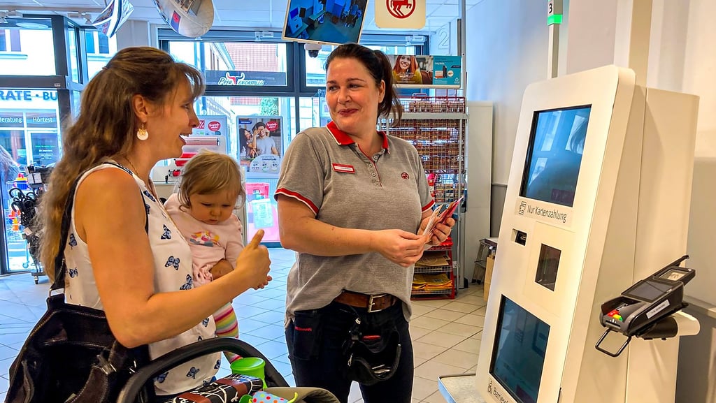 Steffi Besthorn, stellvertretende Filialleiterin von Rossmann in Burg, und Stephanie Dubiel im Selbstscanner-Bereich.