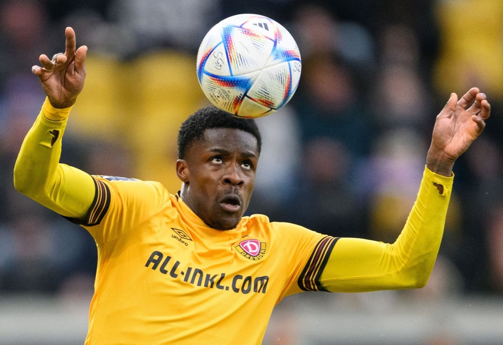 Christian Conteh spielt den Ball.