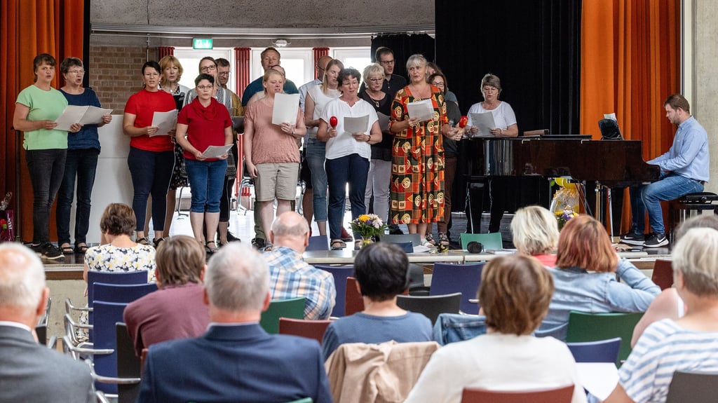 Der Lehrerchor verabschiedet Monika Kaufhold und Klaus-Peter Goblirsch mit zwei Liedern.