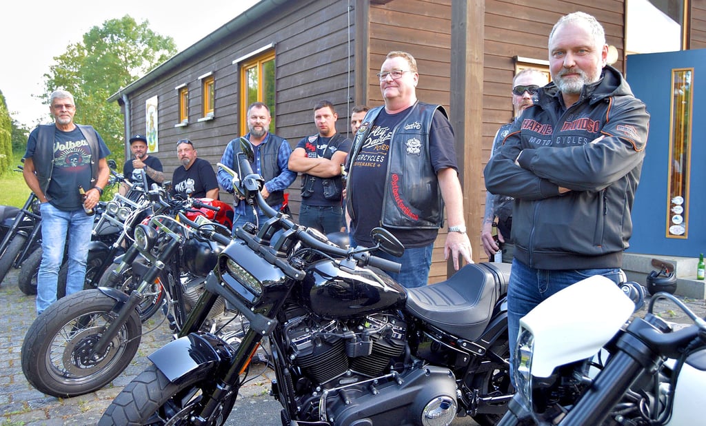 Die Mitglieder der Motorradfreunde Grunau sind mit ihren Maschinen bereit für das Sommerfest am Sonnabend.