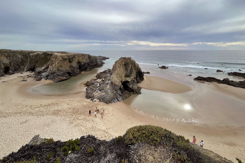Schon auf der ersten Wanderetappe geht es vorbei an mehreren Badebuchten, darunter dem Strand Praia da Samoqueira kurz vor Porto Covo.