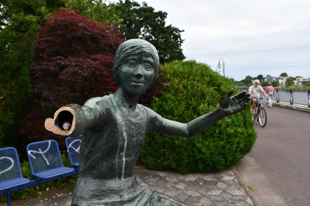 Die Bronzeskulptur "Spielende Mädchen" in Magdeburg wurde mutwillig zerstört. Eine der beiden Figuren wurde gestohlen.