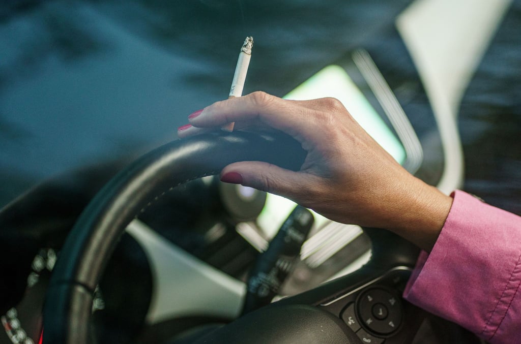 Rauchen ist ungesund: Um Kinder in Autos vor Passivrauchen zu schützen, gilt in einigen europäischen Ländern ein Rauchverbot, wenn sie an Bord sind.