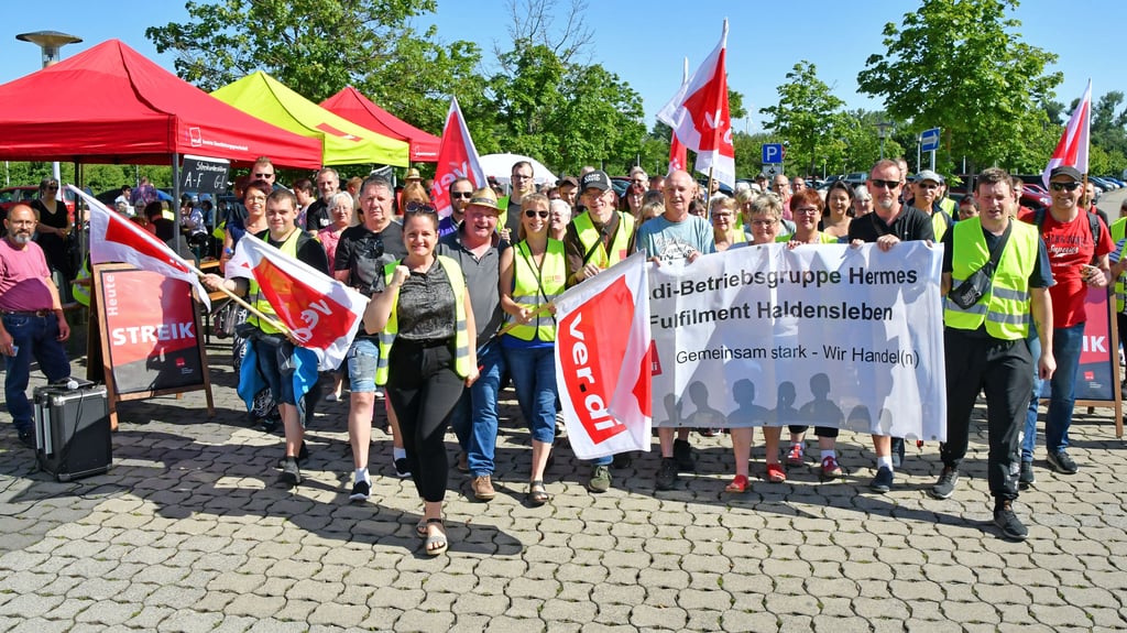 Mitarbeiter von Hermes Fulfilment in Haldensleben befinden sich seit Donnerstagabend im Warnstreik.