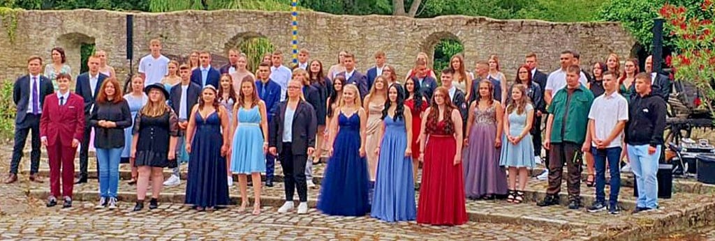 Zur Erinnerung an die Zeugnisausgabe auf der Wasserburg in Egeln entstand dieses Bild im Anschluss mit den Schulabgängern, dem Direktor Philipp Spengler (l.) sowie den Klassenlehrern Christian Sonsalla und Vanessa Spengler.   