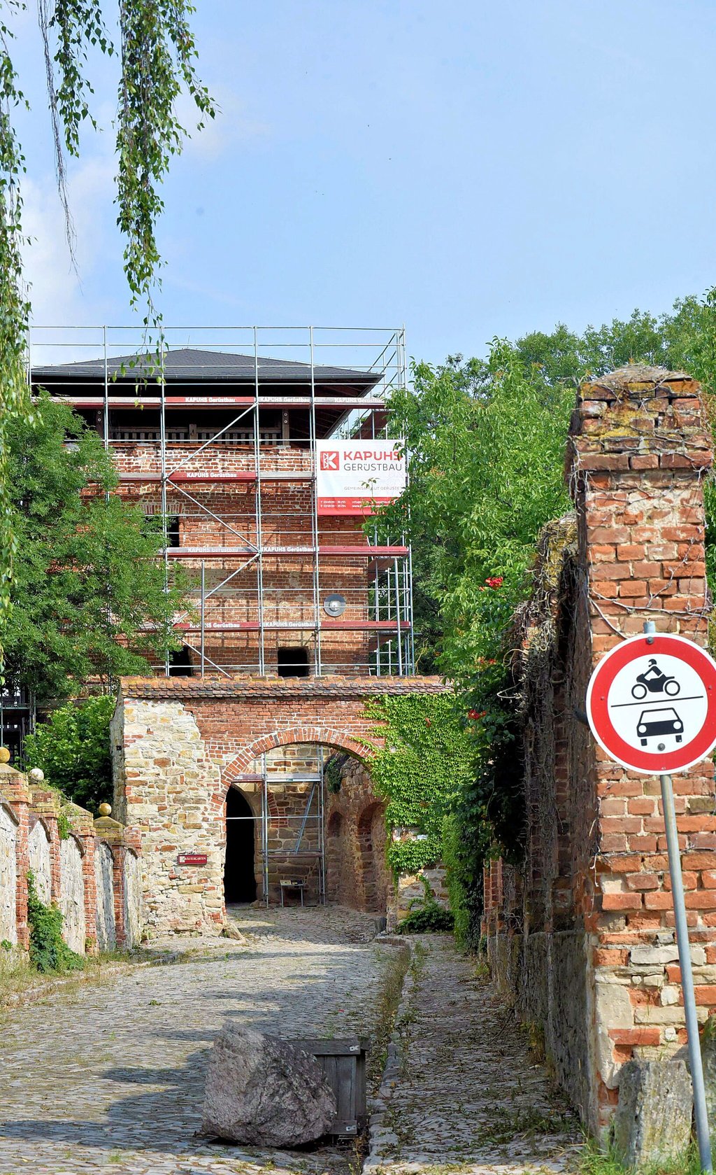 Die Sanierung des Burgturms der Rosenburg wird vorbereitet. Aktuell werden die Schäden dokumentiert, die Sanierung kann frühestens im zweiten Quartal 2024 beginnen.