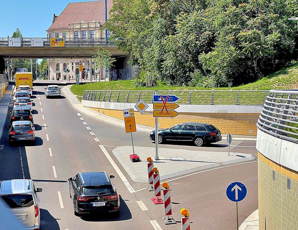 Die Auffahrt zum Ring in Magdeburg bleibt noch länger gesperrt.