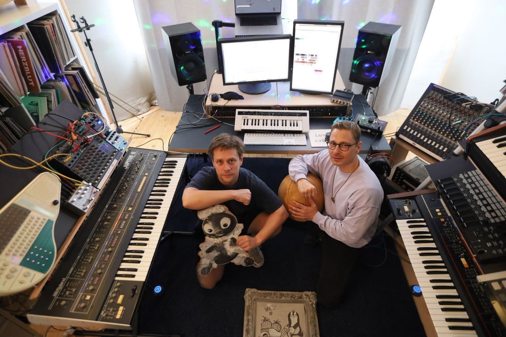 International gefragte DJs aus Halle: Feliks Thielemann (l.) und Mathias Schwarz touren als Super Flu durch die ganze Welt.