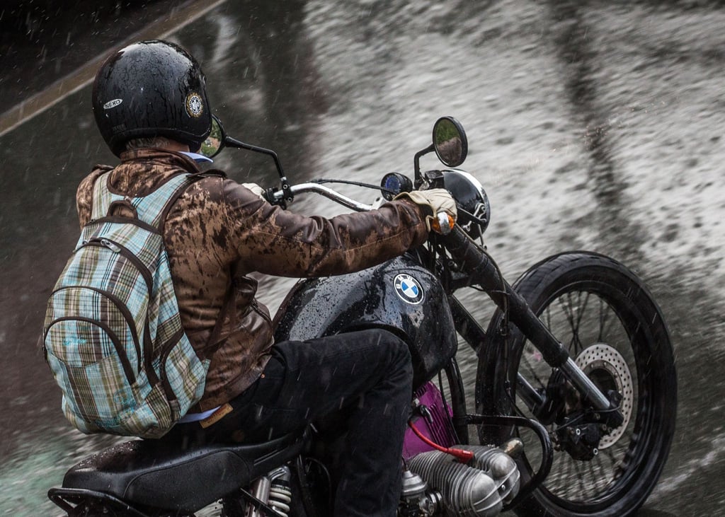 Motorradfahren bei Regen fordert besonder viel Konzentration.