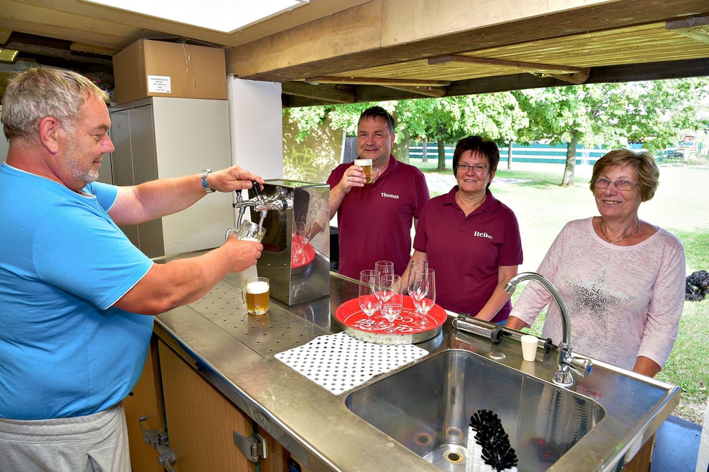 Beim Sommerfest kommt auch die neue Zapfanlage des Vereins zum Einsatz. Wolfgang Hellmann (von links) lässt für Thomas und Heike Gorkow und Jutta Petokeleit schon mal ein kühles Bier einlaufen.