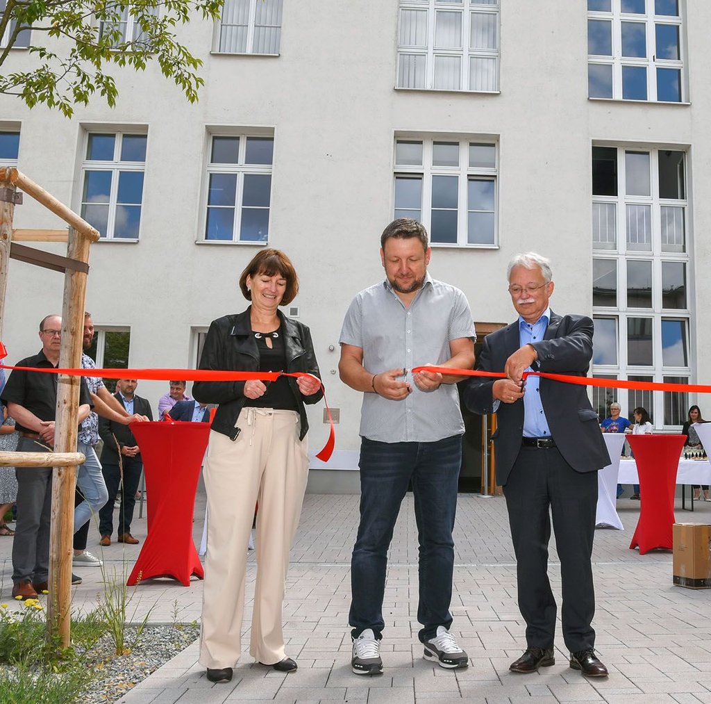 Sabine Thalmann, Ronny Küster und Hans-Jürgen Kaftan (v. li.) durchschneiden das Band bei der Einweihung.