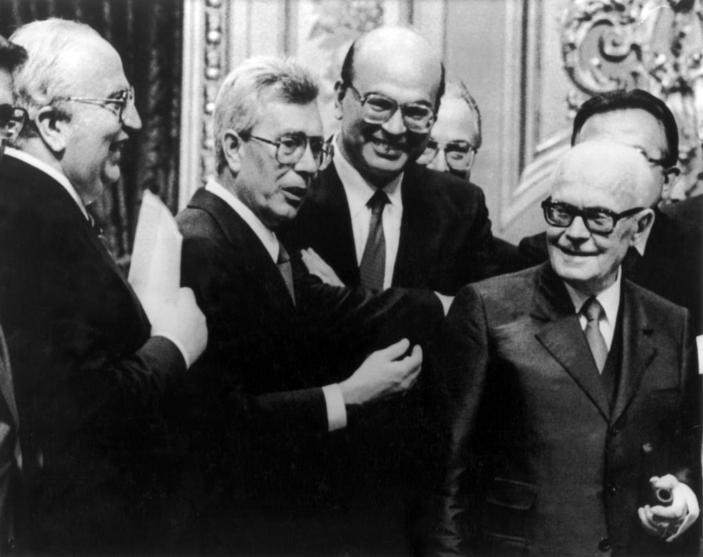 Italiens damaliger stellvertretender Ministerpräsident Arnaldo Forlani (2.v.l.) im Jahr 1983.