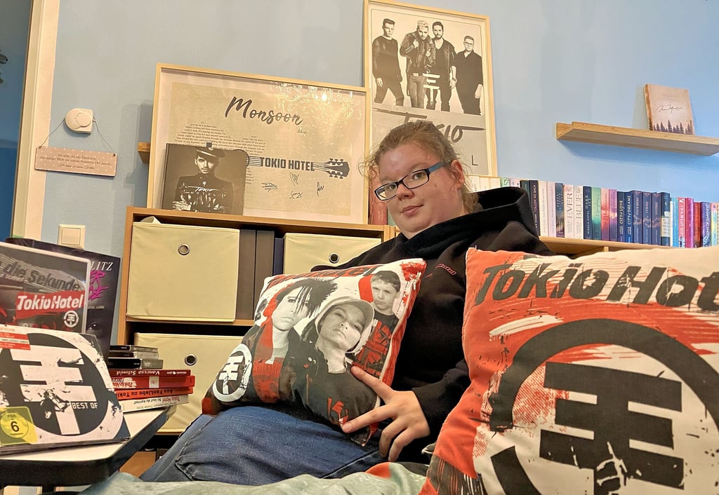 Poster, CDs, Kopfkissen – das Zimmer von Susanne Reintzsch ist voller Tokio-Hotel-Fanartikel. Seit fast 20 Jahren ist die 34-Jährige Anhängerin der Band.