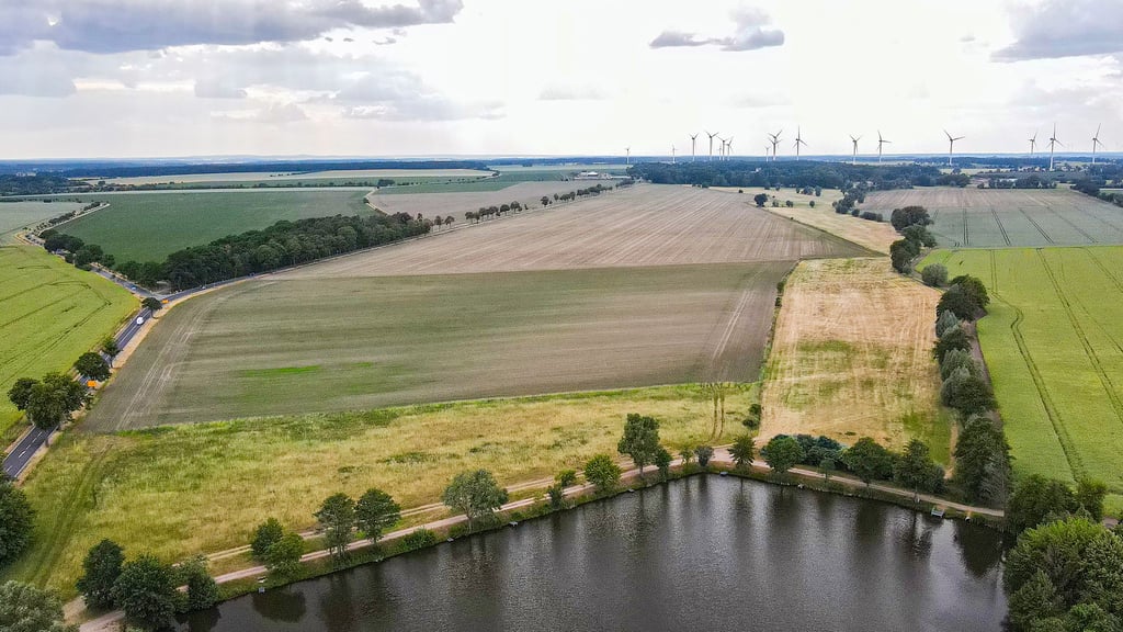 Rechts entlang der Landesstraße 15 soll der Radweg von Kläden nach Bismark verlaufen. Viele wünschen sich den Radweg, doch einige Anwohner sind unzufrieden.