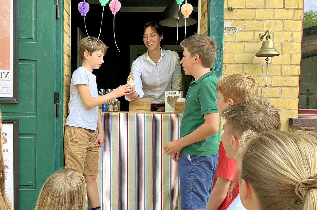 Die Kinder stehen Schlange, wenn Marie-Lou Linsen Softeis aus dem früheren Pfarrhaus heraus verkauft.