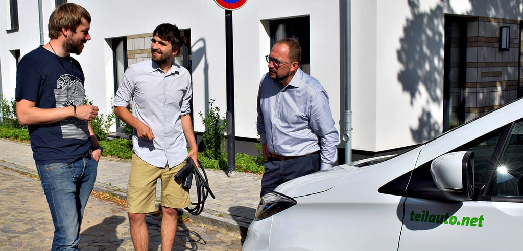Auf Initiative der Mando GmbH, vertreten durch Stefan Helmeke (l.), stationiert Teilauto, vertreten durch Regionalleiter Jonathan Blume (M.), ein Carsharing-Auto in Biederitz, vertreten durch Bürgermeister Kay Gericke. Der Stellplatz des Renault Zoe befindet sich in der Tiefgarage der Breiten Straße 35.