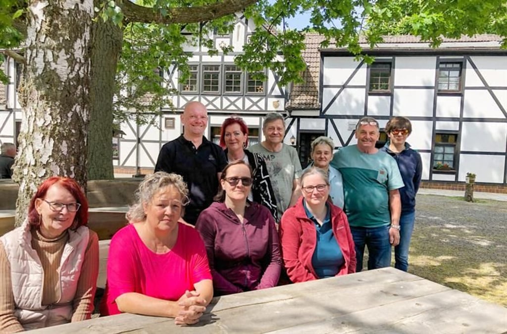 Die Inhaberinnen Sandra Sedlak (vorn, 2. v. r.) und Janka Günther (vorn r.) und ihr Team im Garten des Sternhauses in Gernrode.