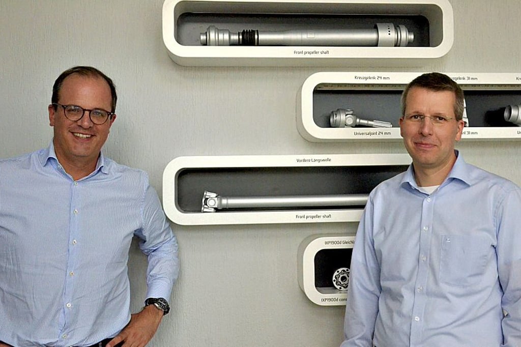 Jan Maser und Stefan Bultmann vor ihren Vorzeige-Produkten: Der Längswelle. Bald kommt sicher eine Seitenwelle hinzu.