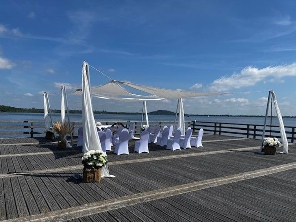 Rund um die Seebrücke am Geiseltalseehafen Braunsbedra findet am 9. Juli die erste Hochzeitsmesse statt.
