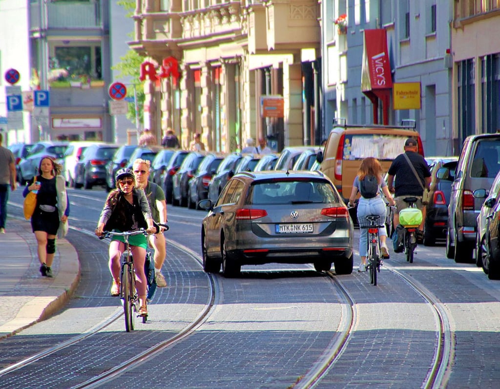 In der Geiststraße dürfen Autofahrer Rad- und Mopedfahrer nicht mehr überholen. Viele halten sich aber nicht daran.