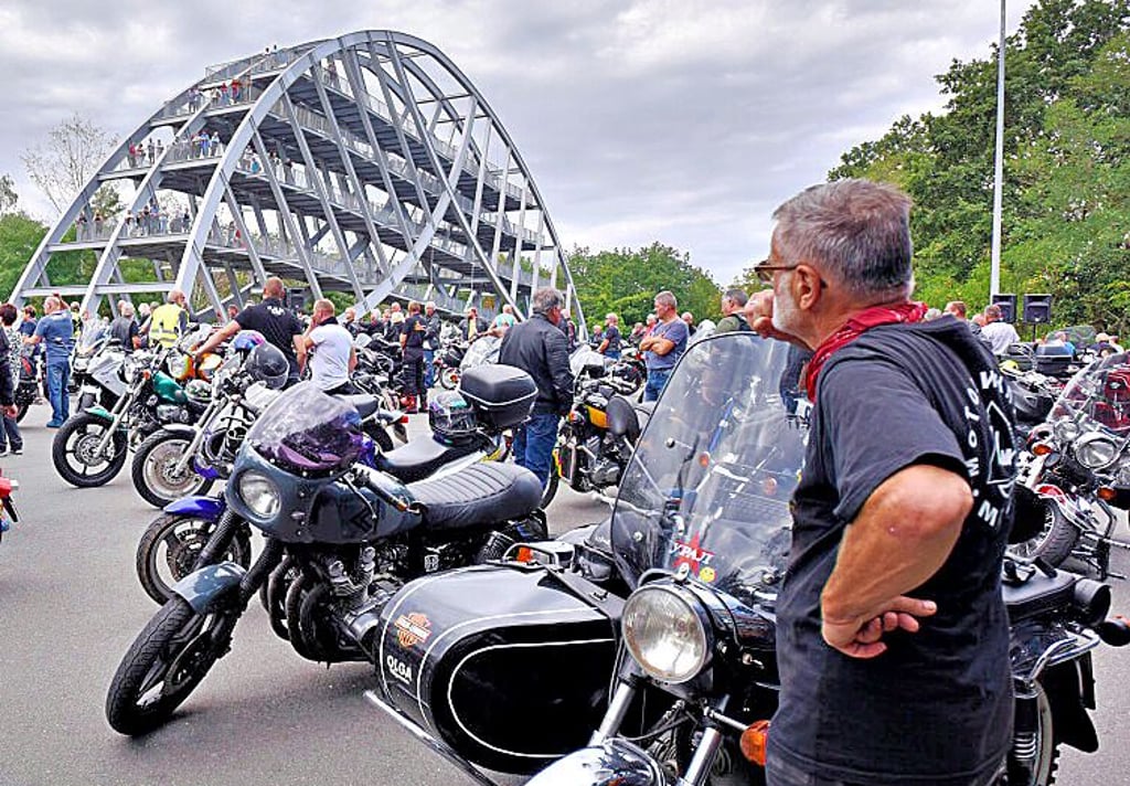 Die Biker treffen sich am Bogen zum Gottesdienst.