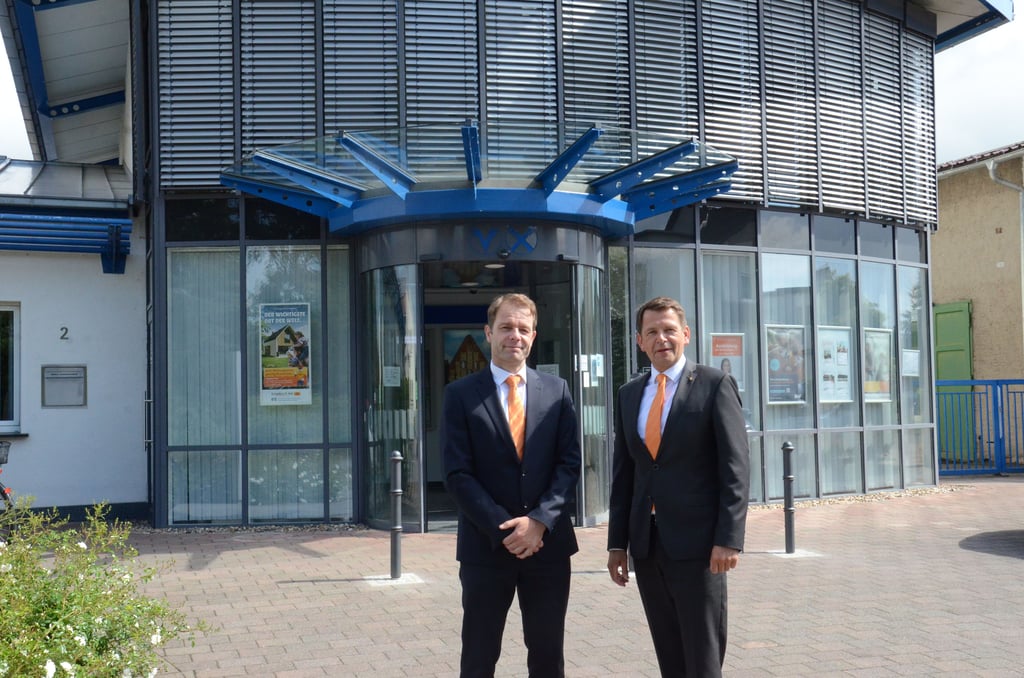Uli Jelinski (rechts) und Michael Kuffner, beide Vorstandsmitglieder der Raiffeisenbank Kalbe-Bismark, berichten über das Ergebnis der Generalversammlung per schriftlichem Umlaufverfahren.