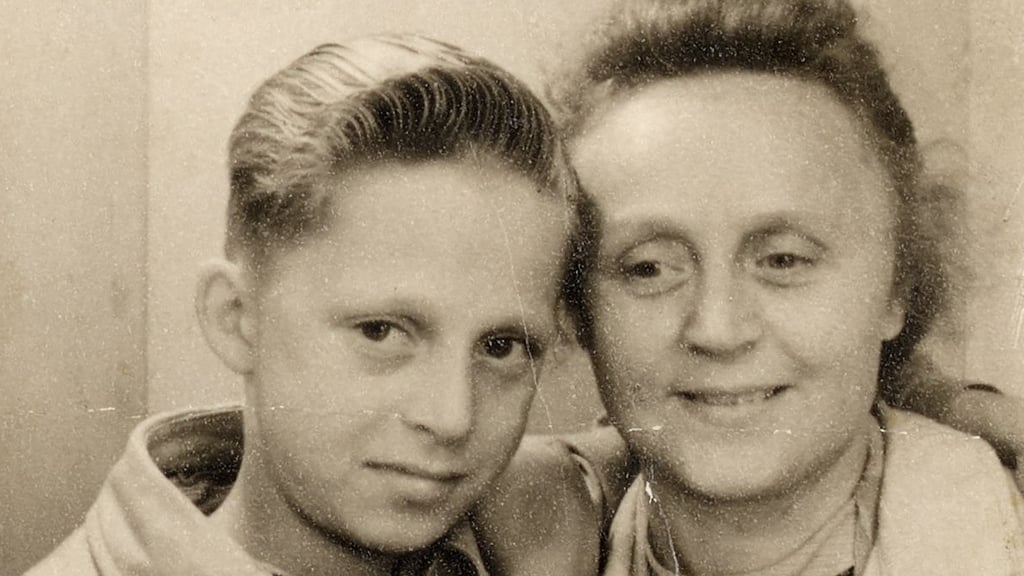 Wolf Biermann mit 16 Jahren kurz vor seiner Übersiedlung in die DDR gemeinsam mit seiner Mutter Emma, die – als Tochter der berühmten Oma Meume – ein Kind der halleschen Arbeiterfamilie Dietrich war.