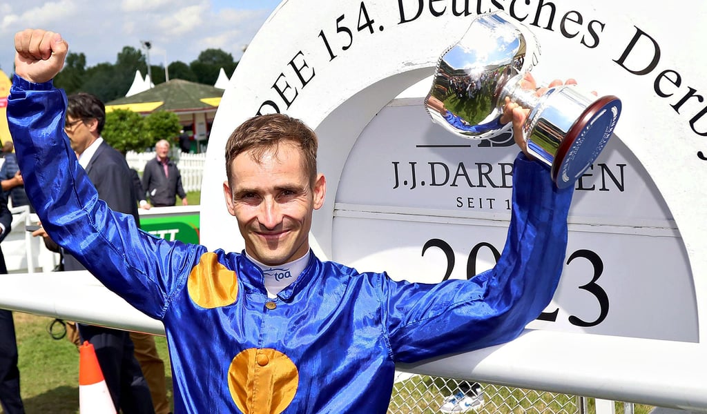 Jockey Rene Piechulek - geboren und aufgewachsen in Dessau - siegte in Hamburg-Horn bei 154. Deutschen Derby 2023 im Galopprennsport