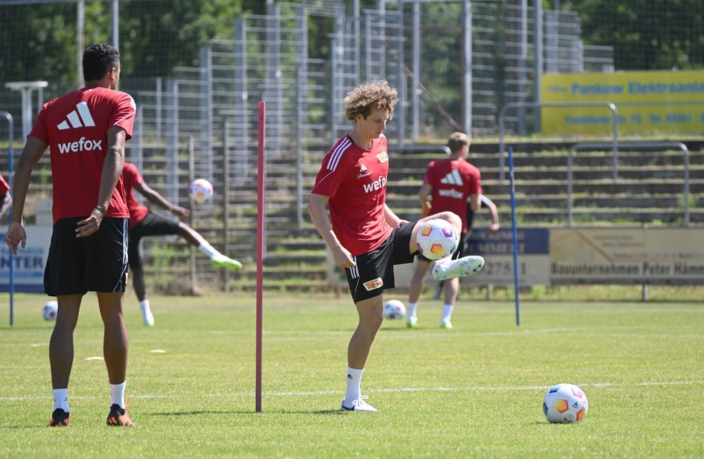 Danilho Doekhi (l) und Alex Kral in Aktion.