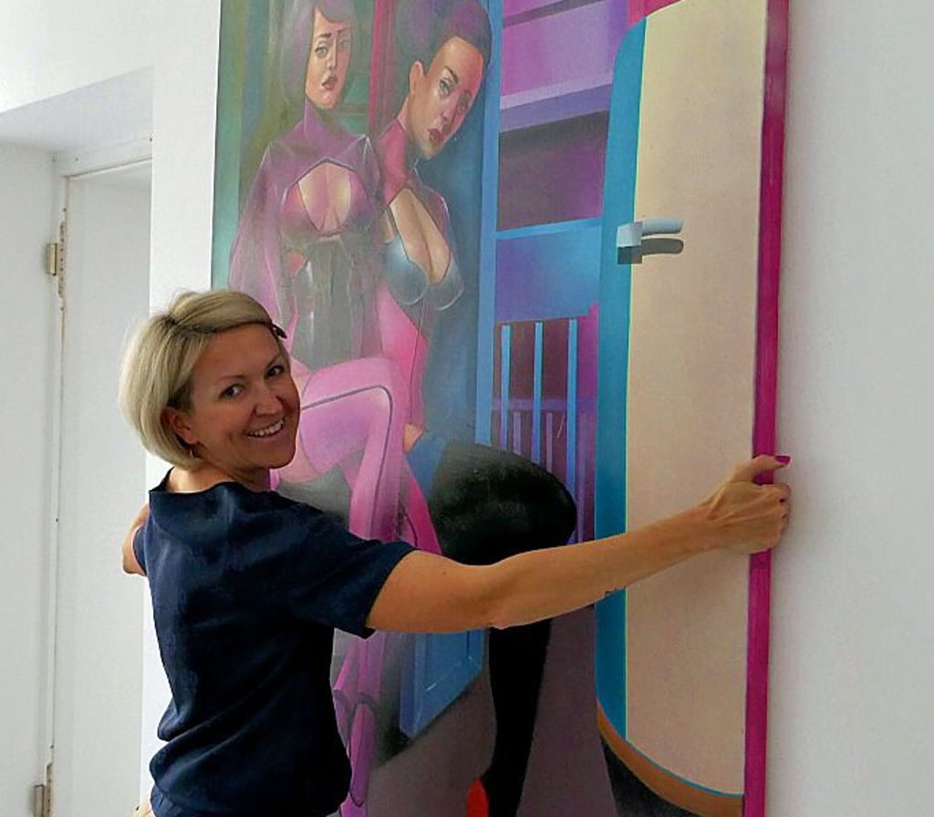 Maler Robin Zöffzig ist zurück in Magdeburg – mit seinen Werken in der Galerie Fabra Ars. Galeristin Tatyana Nindel beim Gestalten der Ausstellung.