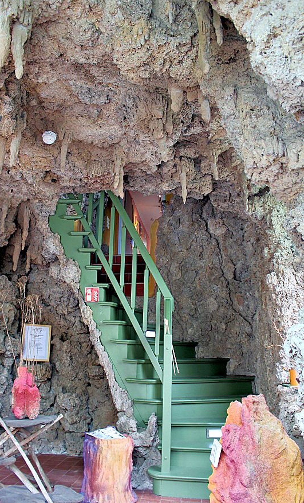 In eine Grotte können die Flämis Huus-Besucher eintauchen.