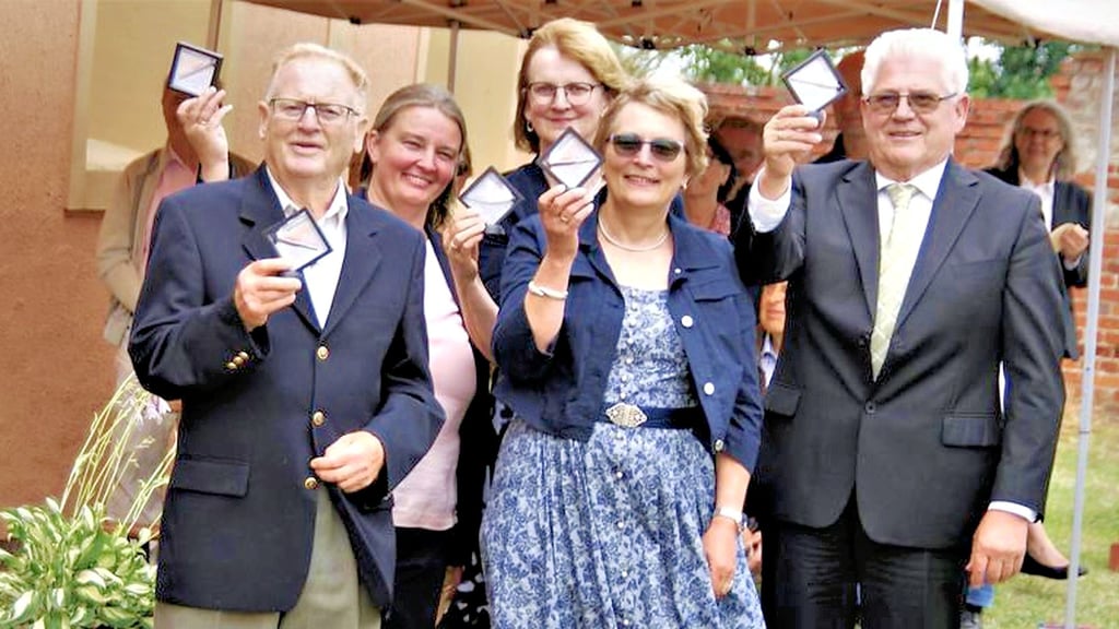 Rolf Stichnoth, Kristin Müller, Sabine Tönniges, Silvia Möhring und Arno Brüggemann mit dem „Ehren-Nagel“.
