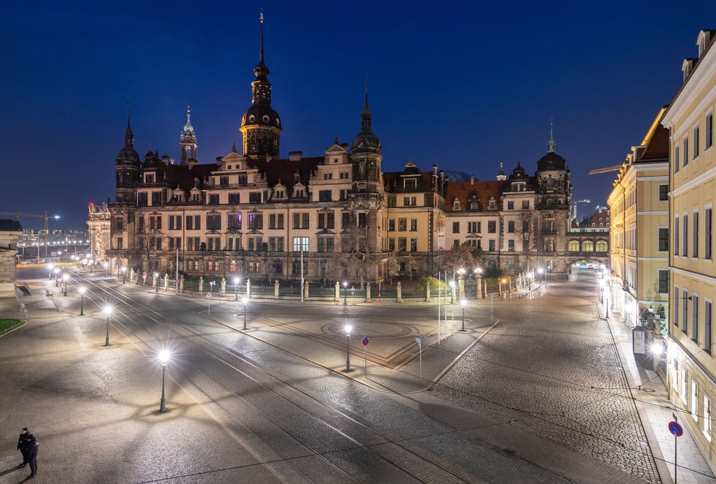 Das Residenzschloss in Dresden am Abend. Dort befindet sich auch das Kupferstichkabinett.