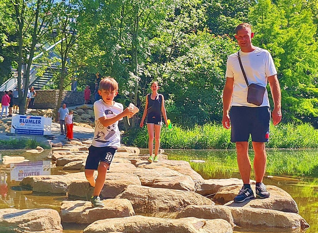 Der Lindenhellerteich kann auf Steinen überquert werden. Wer nicht geschickt genug ist, wird nass.
