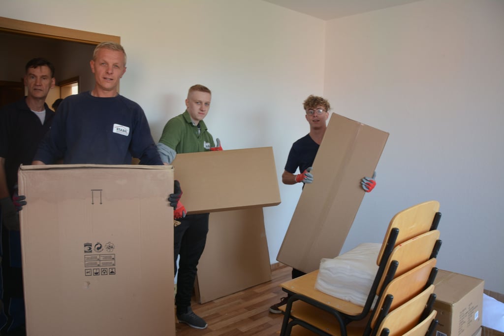 Ausbilder Harry Krüger und Andreas Lück räumen mit Alex Albos und Raimund Weddige in Burg-Süd eine von mehreren Wohnungen für Ukraine-Flüchtlinge ein. Auch Mitarbeiter des städtischen Bauhofes legten Hand an.  Nun sind Unterbringungen für Flüchtlinge  auch eins der Themen, die CDU und AfD jeweils in ihren Anträgen ansprechen. 