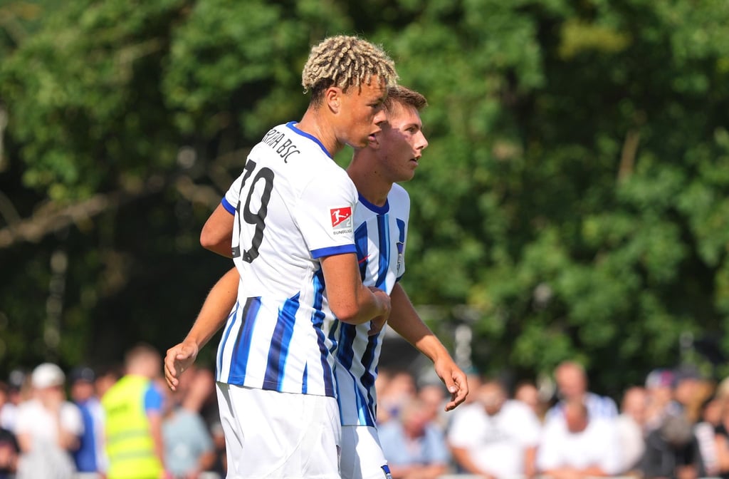Herthas Derry Scherhant (l) und Gustav Christensen.