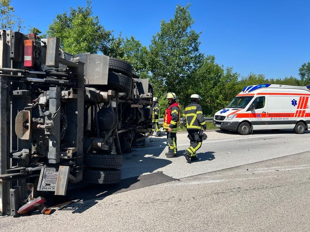 Auf der A14 bei Magdeburg direkt hinter der Anschlussstelle Reform ereignete sich ein Unfall.